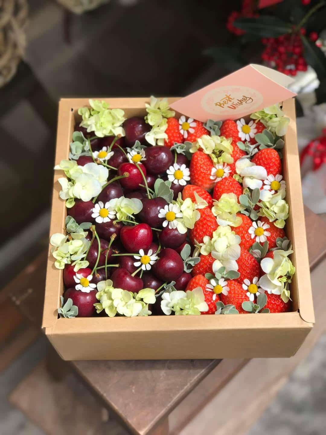Hộp quà cherry dâu quýt mix hoa tươi